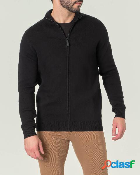 Maglia nera a collo alto in misto cotone e lana con chiusura