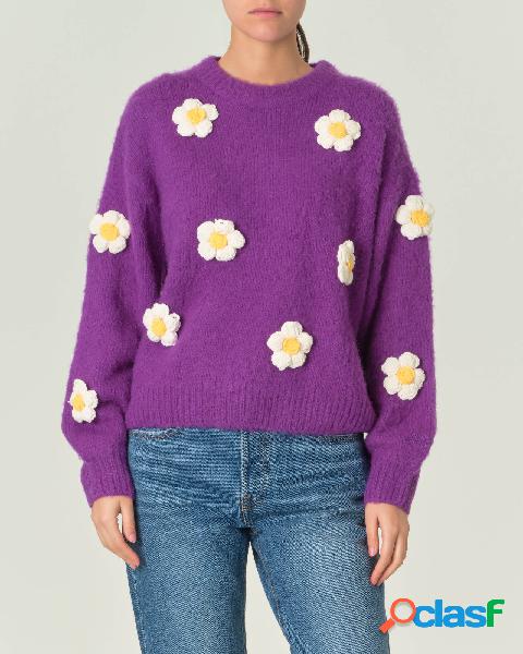 Maglia viola di misto alpaca con fiori in crochet bianchi