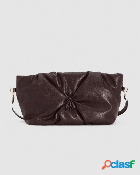 Maxi pochette color melanzana in similpelle con arricciatura