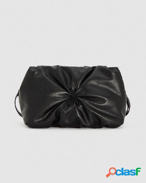 Maxi pochette nera in similpelle con arricciatura centrale e