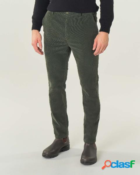 Pantalone chino verde scuro in velluto millerighe di cotone