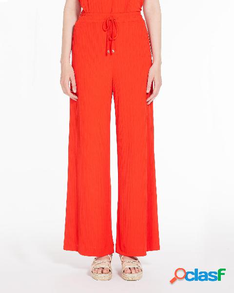 Pantaloni arancioni in jersey plissé dalla linea a palazzo