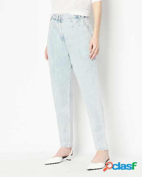 Pantaloni carrot fit in cotone lavaggio bleach con pinces in