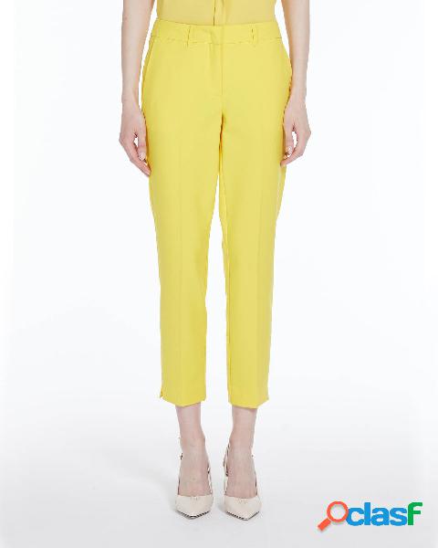 Pantaloni slim cropped gialli in tela stretch con spacchetti