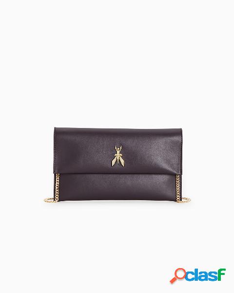 Pochette color melanzana in pelle con tracolla a catena