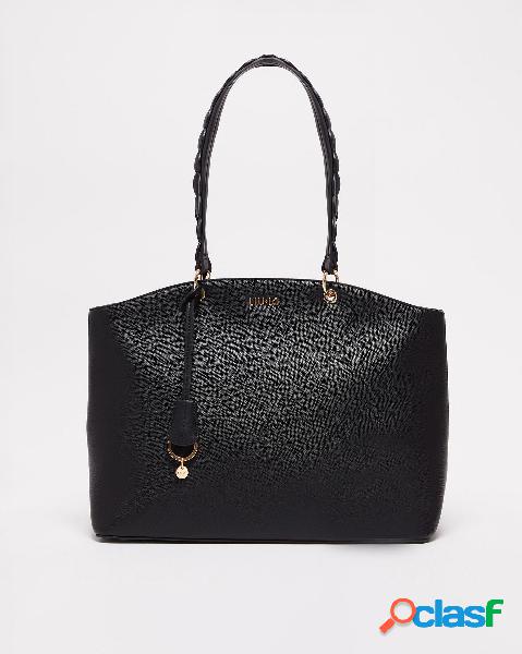 Shopping bag nera in similpelle saffiano con logo frontale e