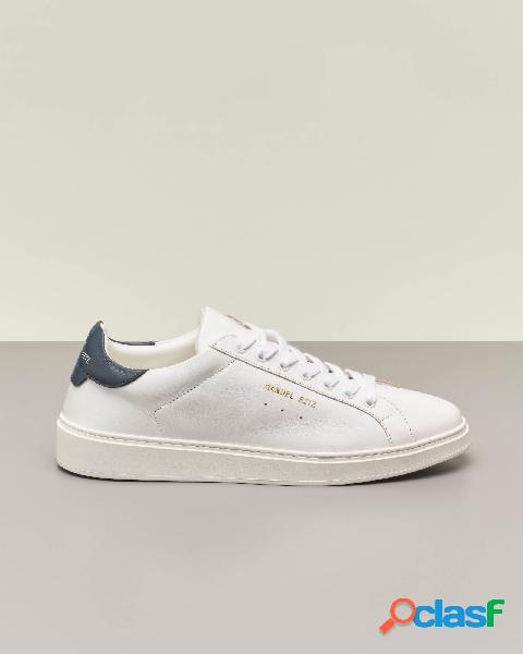 Sneakers bianche in pelle con piccolo logo color oro e
