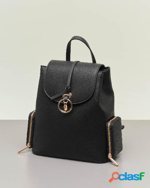 Zaino nero in simipelle martellata con tasche esterne e