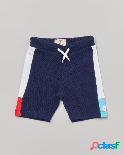 Bermuda blu in felpa di cotone con bande in contrasto colore