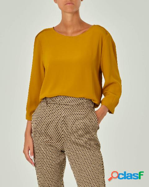 Blusa senape in crêpe de Chine dalla linea dritta con