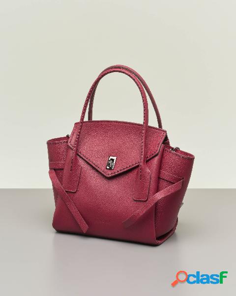 Borsa a spalla a trapezio rossa piccola in pelle martellata