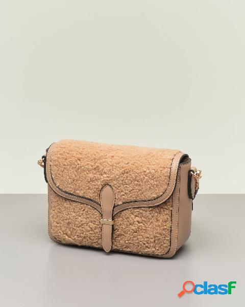 Borsa color beige in similpelle liscia con davantino in