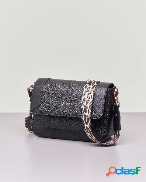 Borsa nera in similpelle saffiano con patta logata e