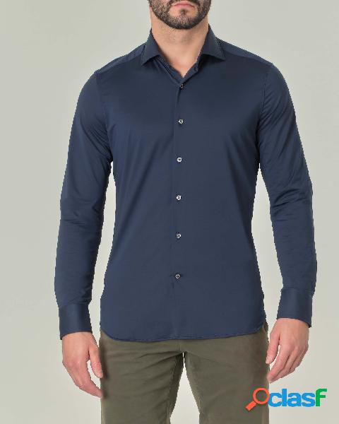 Camicia blu in tessuto tecnico diagonale con collo alla