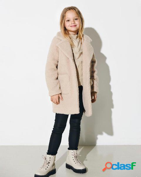 Cappotto beige in tessuto teddy con rever classico e tasche