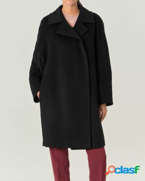Cappotto over nero in pura lana vergine con scollo a rever