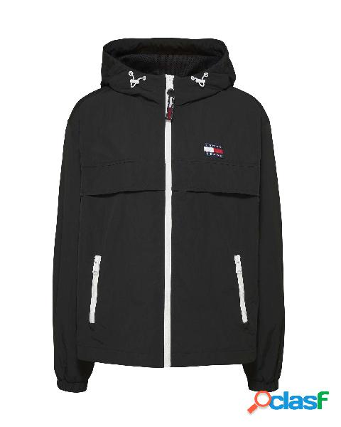 Giacca a vento nera in nylon reciclato con cappuccio fisso e