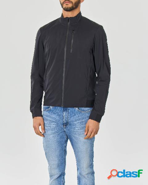 Giubbino nero in leggero tessuto elasticizzato impermeabile