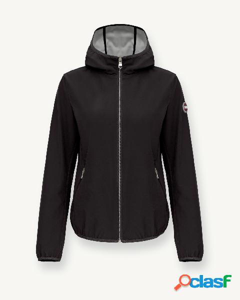 Giubbino nero in softshell elasticizzato con colletto alto e