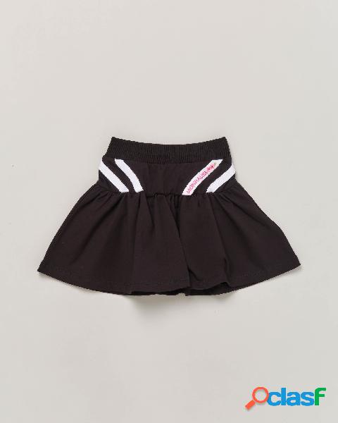 Gonna corta nera in cotone stretch con balza 4-10 anni