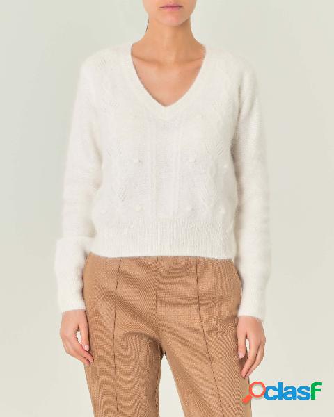 Maglia avorio con scollo a V in angora con motivo a punti e