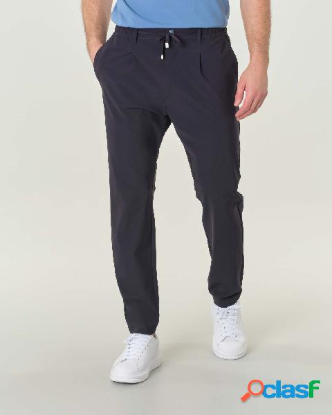 Pantalaccio Mitte blu in tessuto tecnico stretch con una