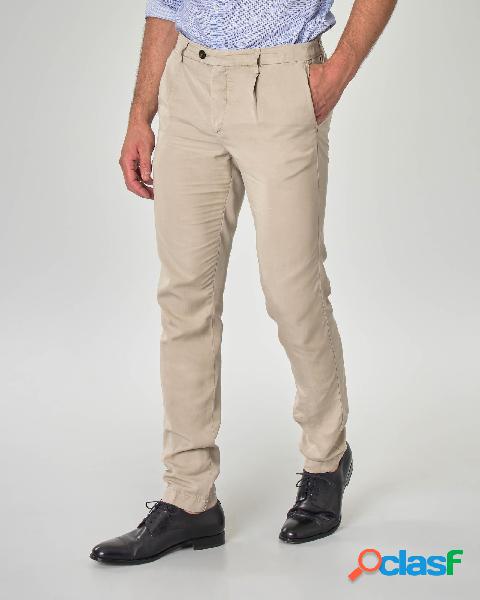 Pantalone chino beige in misto lyocell cotone e lino con una