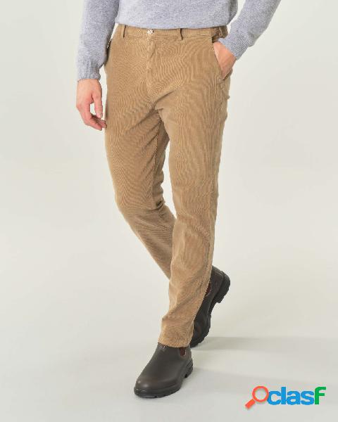 Pantalone chino cammello in velluto millerighe di cotone