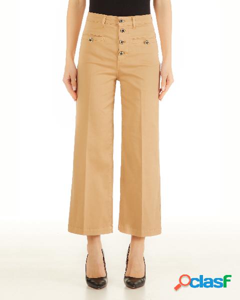 Pantaloni beige in raso di cotone svasati dal taglio cropped