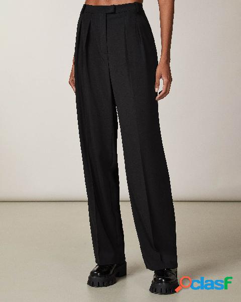 Pantaloni neri dalla linea straight con pinces in vista in