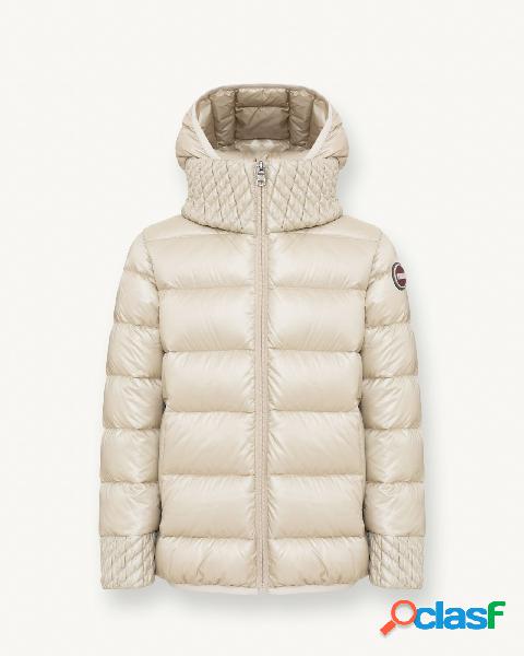 Piumino beige chiaro con collo alto e cappuccio staccabile