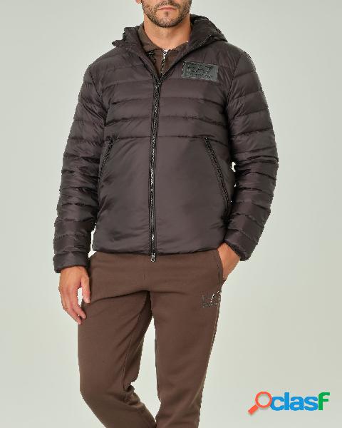 Piumino nero con cappuccio in nylon imbottito con patch