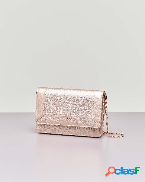 Pochette in similpelle color platino con chiusura a patta