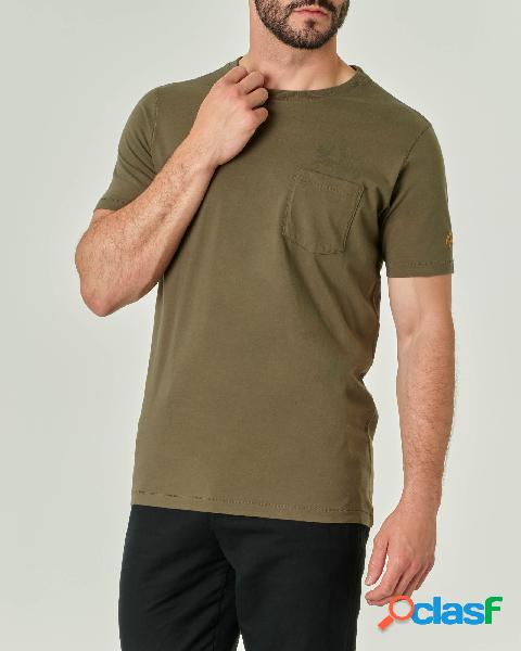 T-shirt mezza manica verde militare con taschino in pima