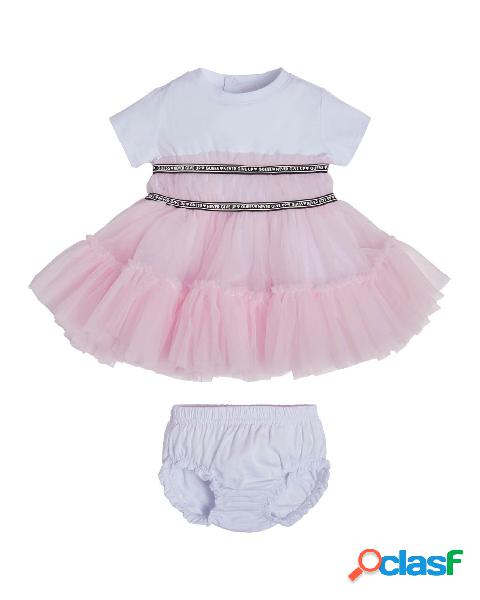 Abito bianco a t-shirt con gonna svasata in tulle rosa con