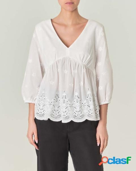 Blusa color avorio in cotone con scollo a V e ricami in