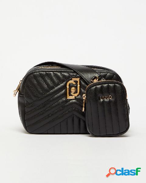 Cross bag nera in similpelle matellassé con necessaire