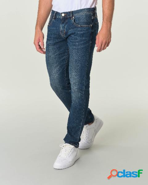 Jeans J13 lavaggio scuro stone washed con baffature