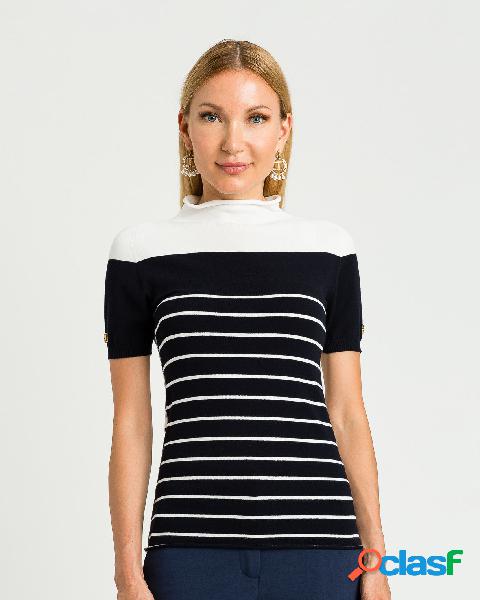 Maglia in misto viscosa a righe in negativo bianche e nere