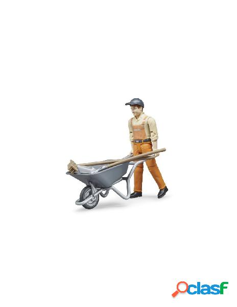 Operatore ecologico con cariola e accessori