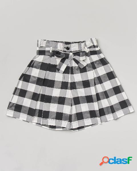 Pantaloncini corti in fantasia a quadri bianchi e neri con