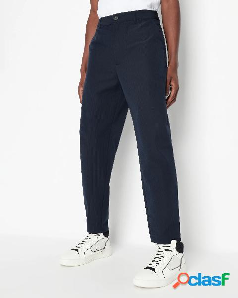 Pantalone blu in seersucker stretch carrot fit
