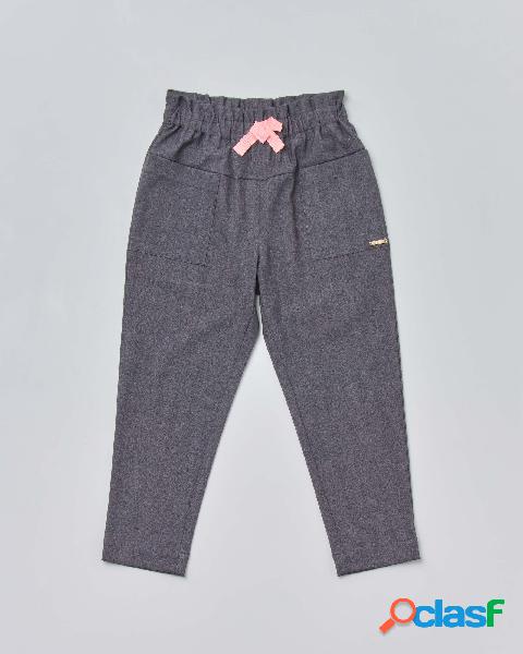 Pantalone grigio baggy in tessuto stretch con tasconi e