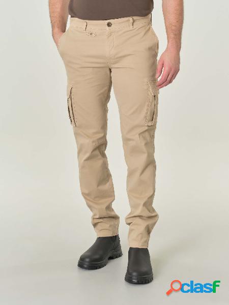 Pantaloni cargo beige in cotone stretch con logo ricamato