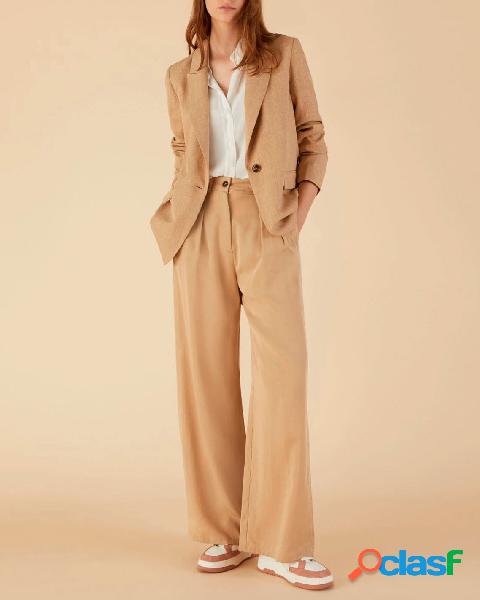 Pantaloni flare color beige in lyocell con pinces in vita