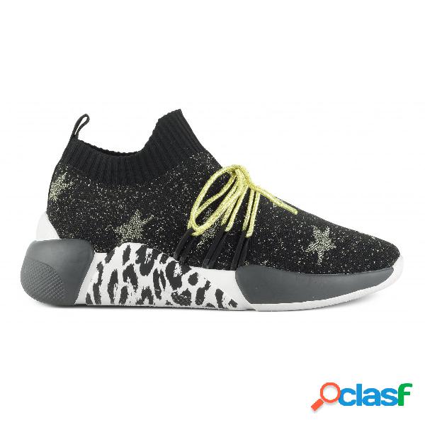 Sneaker elasticizzata con allacciatura e stampa stelle