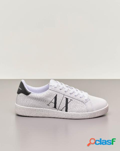 Sneakers bianche in pelle traforata con logo AX nero