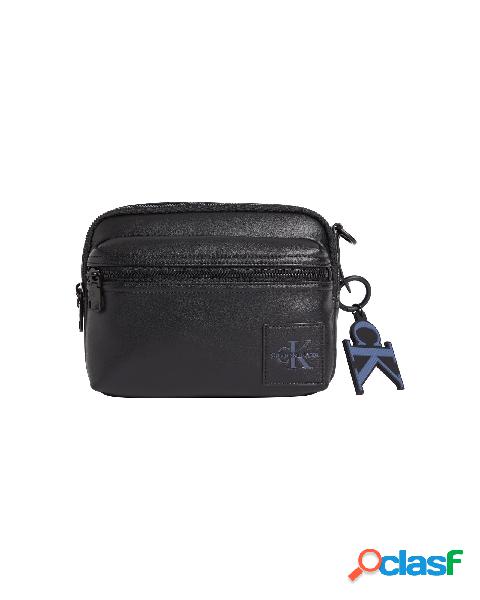 Beauty case nero in similpelle martellata con patch logo CK