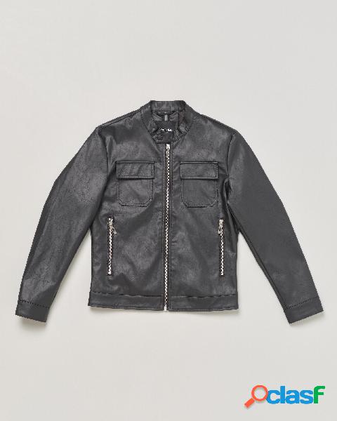 Biker nero in ecopelle con tasche applicate sul petto 12-16