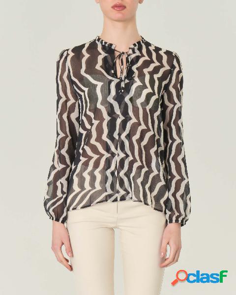 Blusa nera a fantasia geometrica bianca con colletto a